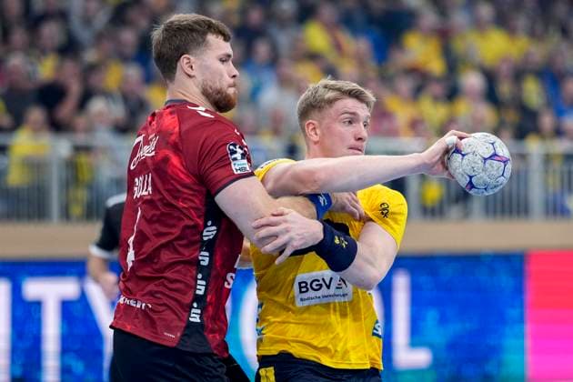 v li Johannes Golla Flensburg, 4 , Haukur Thrastarson RNL, 25 , duel, duel, tackle, tackling, dynamics, action, action, 01 10 2025, Heidelberg Germany , Handball, DHB Pokal, 2 round, Rhein Neckar Löwen SG Flensburg Handewitt xozx