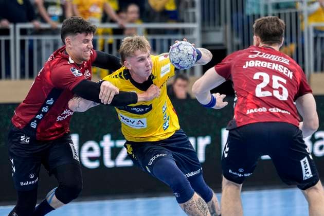 from left Marko Grgic Flensburg, 17 , Edwin Aspenbäck RNL, 78 , Lukas Jörgensen Flensburg, 25 , duel, duel, tackle, tackling, dynamics, action, action, 01 10 2025, Heidelberg Germany , Handball, DHB Pokal, 2nd round, Rhein Neckar Löwen SG Flensburg Handewitt xozx