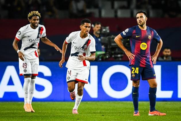 October 1, 2025, Barcelona, Spain, Spain: Senny MAYULU of PSG celebrate his goal with Ibrahim MBAYE of PSG and Eric GARCIA of Barcelona looks dejected during the UEFA Champions League, League Phase MD2 match between FC Barcelona, Barca and Paris Saint-Germain (PSG) at Estadi Olimpic Lluis Companys on October 01, 2025 in Barcelona, Spain. Barcelona Spain - ZUMAm308 20251001_zsp_m308_015 Copyright: xMatthieuxMirvillex