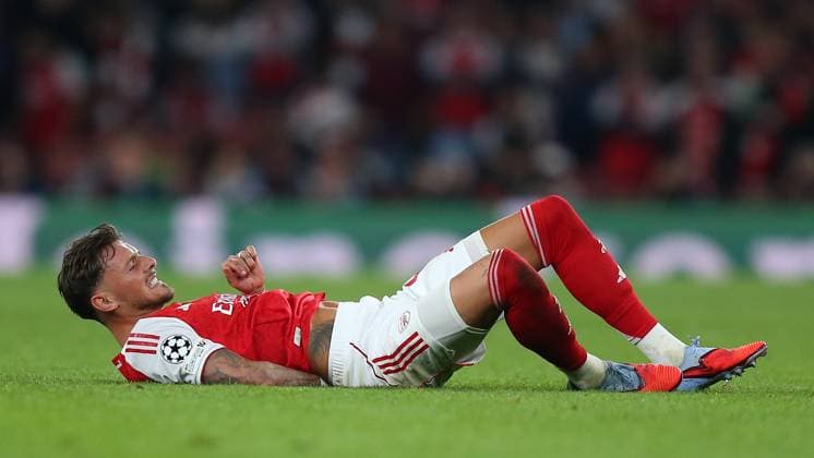 London, England, October 01 2025: Ben White (4 Arsenal) on the floor and in pain during the UEFA Champions League game between Arsenal and Olympiacos at Emirates Stadium in London, England. (Photo by Jay Patel Sports Press Photo SPP) Copyright: xJayxPatel SportsxPressxPhoto SPPx Sportspressphoto_SPR35943