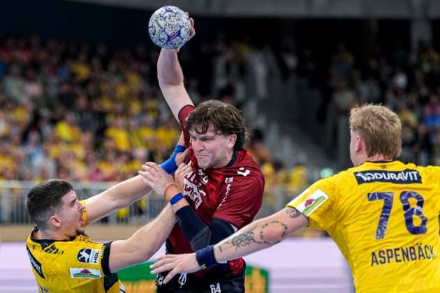 from left Halil Jaganjac RNL, 45 , Lasse Möller Flensburg, 64 , Edwin Aspenbäck RNL, 78 , duel, duel, tackle, tackling, dynamics, action, action, 01 10 2025, Heidelberg Germany , Handball, DHB Pokal, 2nd round, Rhein Neckar Löwen SG Flensburg Handewitt xozx