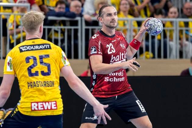 from left Haukur Thrastarson RNL, 25 , Kent Robin Tönnesen Flensburg, 23 , Action, Action, Game scene, 01 10 2025, Heidelberg Germany , Handball, DHB Pokal, 2 Round, Rhein Neckar Löwen SG Flensburg Handewitt xozx