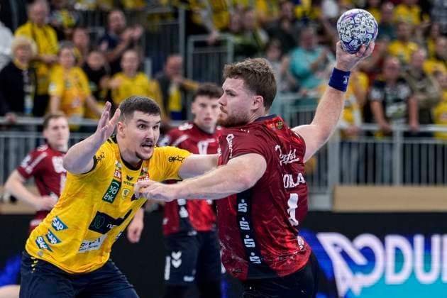 v li Halil Jaganjac RNL, 45 , Johannes Golla Flensburg, 4 , duel, duel, tackle, tackling, dynamics, action, action, 01 10 2025, Heidelberg Germany , Handball, DHB Pokal, 2 round, Rhein Neckar Löwen SG Flensburg Handewitt xozx