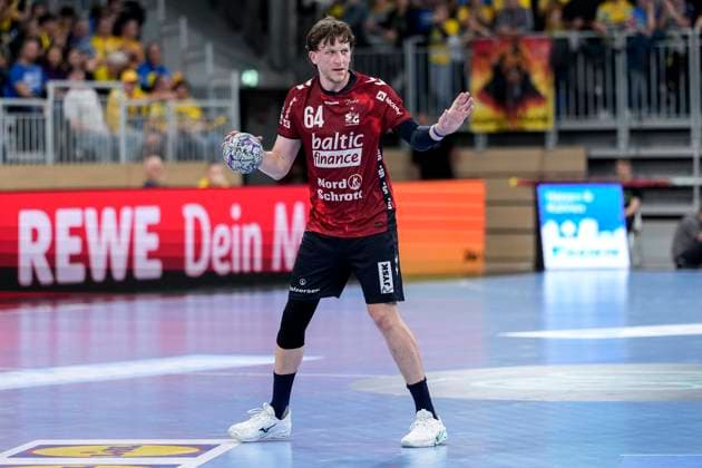 Lasse Möller Flensburg, 64 , on the ball, cropped, full body, single image, single photo, action, action, 01 10 2025, Heidelberg Germany , Handball, DHB Pokal, 2nd round, Rhein Neckar Löwen SG Flensburg Handewitt xozx