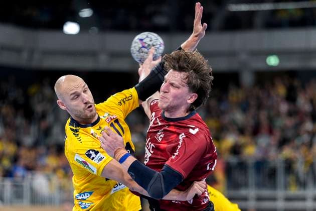 v li Lukas Sandell RNL, 11 , Lasse Möller Flensburg, 64 , duel, duel, tackle, tackling, dynamics, action, action, 01 10 2025, Heidelberg Germany , Handball, DHB Pokal, 2 round, Rhein Neckar Löwen SG Flensburg Handewitt xozx