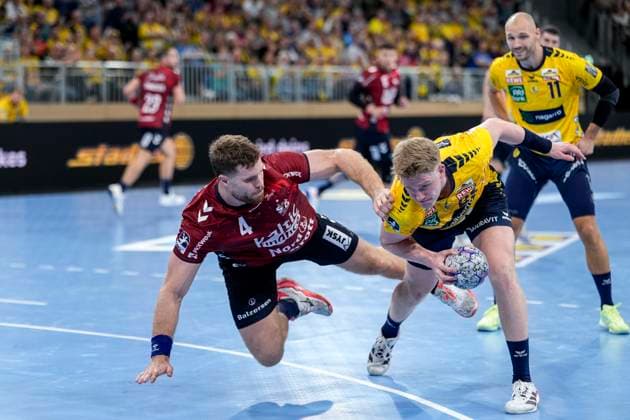 v li Johannes Golla Flensburg, 4 , Haukur Thrastarson RNL, 25 , duel, duel, tackle, tackling, dynamics, action, action, 01 10 2025, Heidelberg Germany , Handball, DHB Pokal, 2 round, Rhein Neckar Löwen SG Flensburg Handewitt xozx