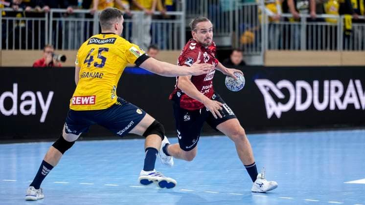 v li Halil Jaganjac RNL, 45 , Kent Robin Tönnesen Flensburg, 23 , duel, duel, tackle, tackling, dynamics, action, action, 01 10 2025, Heidelberg Germany , Handball, DHB Pokal, 2 round, Rhein Neckar Löwen SG Flensburg Handewitt xozx