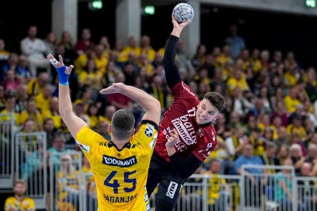 from left Halil Jaganjac RNL, 45 , Marko Grgic Flensburg, 17 , on jump shot, throw, goal shot, action, action scene, 01 10 2025, Heidelberg Germany , Handball, DHB Pokal, 2 Runde, Rhein Neckar Löwen SG Flensburg Handewitt xozx