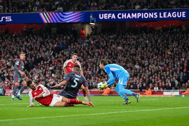 Konstantinos Tzolakis of Olympiacos safely gathers the ball during the UEFA Champions League match between Arsenal and Olympiakos at the Emirates Stadium, London, England on 1 October 2025. Copyright: xPhilxHutchinsonx 44060053