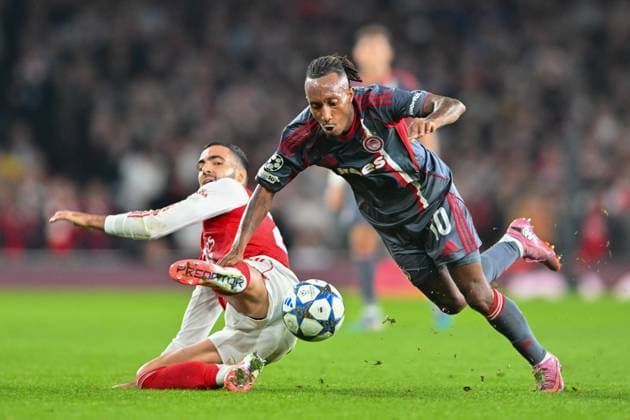 Mikel Merino of Arsenal FC and Gelson Martins of Olympiacos challnge for the ball during the UEFA Champions League match between Arsenal and Olympiakos at the Emirates Stadium, London, England on 1 October 2025. Copyright: xPhilxHutchinsonx 44060061