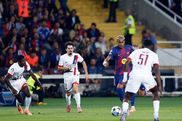 Vitinha (PSG), Lamine Yamal (Barcelona), OCTOBER 1, 2025 - Football Soccer : UEFA Champions League match between FC Barcelona, Barca 1-2 Paris Saint-Germain at the Estadi Olimpic Lluis Companys in Barcelona, Spain.  aflo_305530362