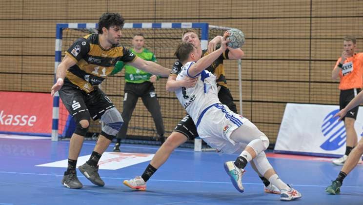 01 10 2025, Hamburgs Andreas Magaard is stopped by Dresdens Ivar Stavast and Dresdens Doruk Pehlivan, HC Elbflorenz Dresden HSV Hamburg, Handball, DHB Pokal, c Dresden