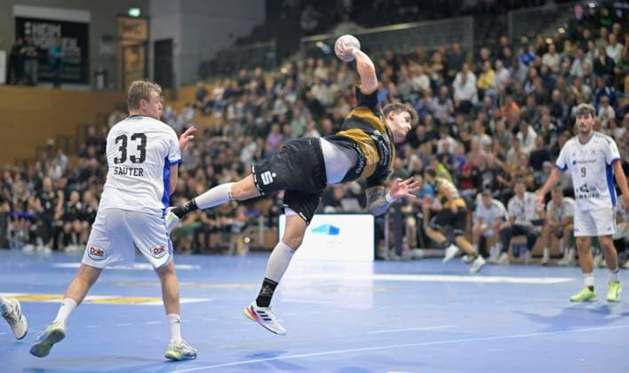 01 10 2025, Dresdens Oliver Seidler scores, Hamburgs Moritz Sauter on the left, HC Elbflorenz Dresden HSV Hamburg, handball, DHB Pokal, c Dresden