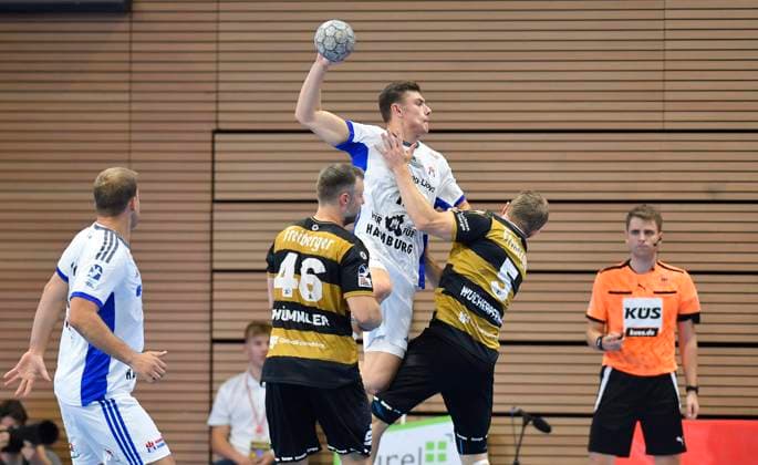 01 10 2025, Hamburgs Nikolai Jorgensen, attacked by Dresdens Lukas Wucherpfennig and Dresdens Jonas Thümmler, HC Elbflorenz Dresden HSV Hamburg, Handball, DHB Pokal, c Dresden