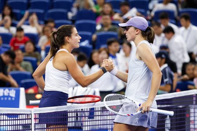 BEIJING, CHINA - OCTOBER 01: Iga Swiatek of Poland shakes hands with Emma Navarro of the United States after the Women s Singles Round of 16 match on day 10 of the 2025 China Open at the National Tennis Center on October 1, 2025 in Beijing, China.  Copyright: xVCGx 111594445934