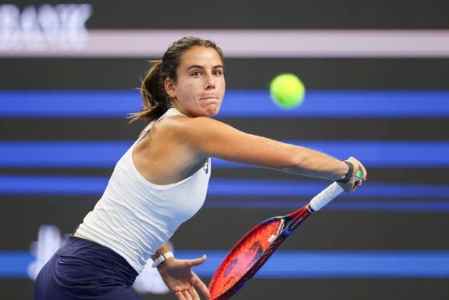 BEIJING, CHINA - OCTOBER 01: Emma Navarro of the United States competes in the Women s Singles Round of 16 match against Iga Swiatek of Poland on day 10 of the 2025 China Open at the National Tennis Center on October 1, 2025 in Beijing, China.  Copyright: xVCGx 111594445223
