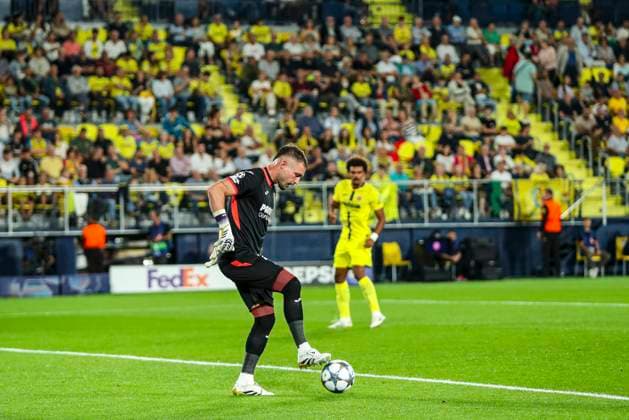 October 1, 2025, Vilarreal, Castellon, SPAIN: Arnau Tenas of Villarreal CF in action during the UEFA Champions League, semifinals, football match played between Villarreal CF and Juventus de Turin at the Ceramica Stadium on October 1, 2025, in Castellon, Spain. Vilarreal SPAIN - ZUMAa181 20251001_zaa_a181_040 Copyright: xIvanxTerronx