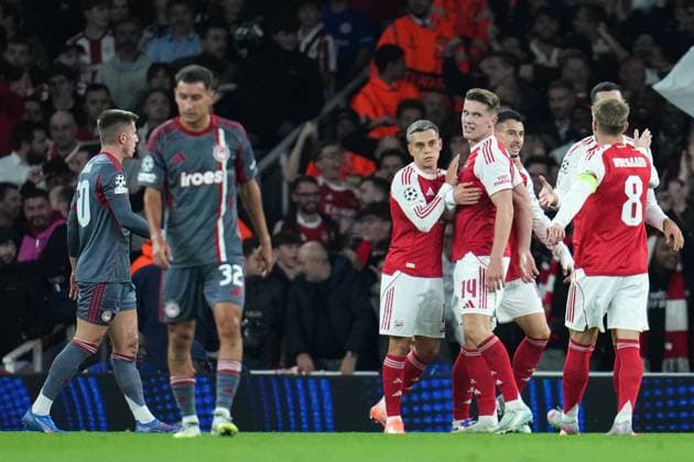 UEFA Champions League Arsenal v Olympiakos FC Arsenal players celebrate Gabriel Martinelli of Arsenal goal to make it 1-0 during the UEFA Champions League match Arsenal vs Olympiakos FC at Emirates Stadium, London, United Kingdom, 1st October 2025 (Photo by Harvey Murphy News Images) Copyright: xHarveyxMurphy NewsxImagesx