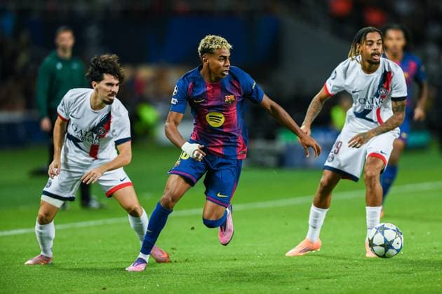 FC Barcelona, Barca v PARIS SAINT-GERMAIN OLIMPIC STADIUM LLUIS COMPANYS. MONTJUIC,BARCELONA. October 1,2025 FC BARCELONA vs PARIS SAINT-GERMAIN October 1,2025 Lamine Yamal (10) of FC Barcelona dribbles Vitinha (17) of PSG during the soccer match corresponding to the second match of the group stage of the UEFA Champions League between FC Barcelona and Paris Saint-Germain at Olimpic Stadium Lluis Companys of MontjuÃ¯c in Barcelona, Spain. Barcelona ESP Copyright: xS.xRosx