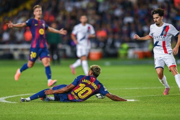 FC Barcelona, Barca v PARIS SAINT-GERMAIN OLIMPIC STADIUM LLUIS COMPANYS. MONTJUIC,BARCELONA. October 1,2025 FC BARCELONA vs PARIS SAINT-GERMAIN October 1,2025 Lamine Yamal (10) of FC Barcelona during the soccer match corresponding to the second match of the group stage of the UEFA Champions League between FC Barcelona and Paris Saint-Germain at Olimpic Stadium Lluis Companys of MontjuÃ¯c in Barcelona, Spain. Barcelona ESP Copyright: xS.xRosx