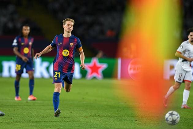 FC Barcelona, Barca v PARIS SAINT-GERMAIN OLIMPIC STADIUM LLUIS COMPANYS. MONTJUIC,BARCELONA. October 1,2025 FC BARCELONA vs PARIS SAINT-GERMAIN October 1,2025 Frenkie de Jong (21) of FC Barcelona during the soccer match corresponding to the second match of the group stage of the UEFA Champions League between FC Barcelona and Paris Saint-Germain at Olimpic Stadium Lluis Companys of MontjuÃ¯c in Barcelona, Spain. Barcelona ESP Copyright: xS.xRosx
