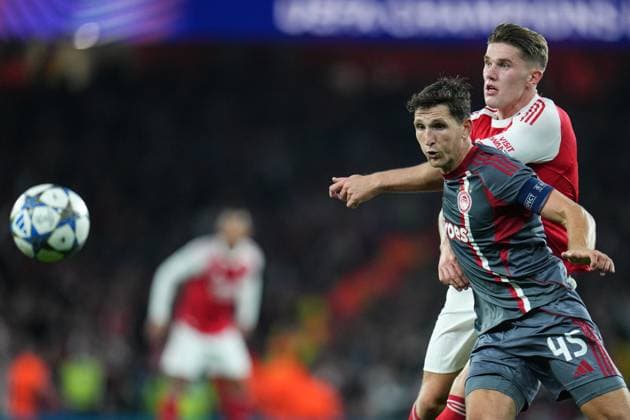 UEFA Champions League Arsenal v Olympiakos FC Panagiotis Retsos of Olympiacos and Viktor Gyokeres of Arsenal during the UEFA Champions League match Arsenal vs Olympiakos FC at Emirates Stadium, London, United Kingdom, 1st October 2025 (Photo by Harvey Murphy News Images) Copyright: xHarveyxMurphy NewsxImagesx