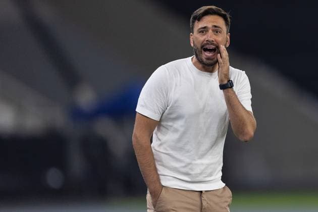 October 1, 2025, Rio De Janeiro, Rio De Janeiro, Brazil: RIO DE JANEIRO, BRAZIL - OCTOBER 01: DAVIDE ANCELOTTI, Head Coach of Botafogo, gestures during the match between Botafogo and Bahia as part of Brasileirao 2025 at Estadio Olimpico Nilton Santos on October 01, 2025 in Rio de Janeiro, Brazil. Rio De Janeiro Brazil - ZUMAc227 20251001_zsp_c227_036 Copyright: xRuanoxCarneirox