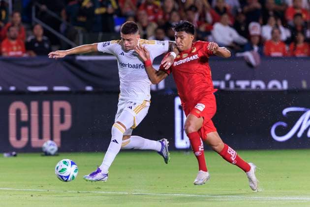October 1, 2025, Carson, California, USA: Jesus Gallardo 20 of Toluca FC commits a foul in the penalty box against Gabriel Fortes Chaves 11 of the LA Galaxy during their 2025 Michelob ULTRA Campeones Cup match on Wednesday October 1, 2025 at the Dignity Health Sports Park in Carson, California. ARIANA RUIZ PI Carson USA - ZUMAp124 20251001_zaa_p124_006 Copyright: xArianaxRuizx