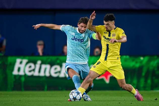 (251002) -- VILLARREAL, Oct. 2, 2025 -- Manuel Locatelli (L) of Juventus vies with Georges Mikautadze of Villarreal CF during the UEFA Champions League group stage 2nd round match between Juventus and Villarreal CF in Villarreal, Spain, Oct. 1, 2025. (Str Xinhua) (SP)SPAIN-VILLARREAL-FOOTBALL-UEFA CHAMPIONS LEAGUE-JUVENTUS VS VILLARREAL CF Stinger 