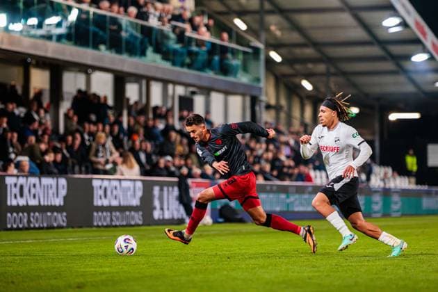 v l Mads Borchers FC Ingolstadt 04, 09 , Joshua Eze SC Verl, 06 in duel GER, SC Verl vs FC Ingolstadt 04, Football, 3 Liga, Matchday 9, Season 2025 2026, 01 10 2025 GER, SC Verl vs FC Ingolstadt 04, Football, 3 Liga, Matchday 9, Season 2025 2026, 01 10 2025 Verl Copyright: xEibner-Pressefoto JanxRollingerx EP_JSK