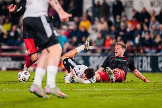 f l Berkan Taz SC Verl, 10 , Simon Lorenz FC Ingolstadt 04, 32 in duel GER, SC Verl vs FC Ingolstadt 04, Football, 3 Liga, Matchday 9, Season 2025 2026, 01 10 2025 GER, SC Verl vs FC Ingolstadt 04, Football, 3 Liga, Matchday 9, Season 2025 2026, 01 10 2025 Verl Copyright: xEibner-Pressefoto JanxRollingerx EP_JSK