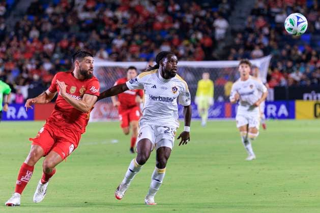Joseph Paintsil (R) of LA Galaxy battles for the ball with Bruno Mendez (L) of Toluca in a Champions Cup match between LA Galaxy and Toluca at Dignity Health Sports Park stadium in Carson, United States, 01 October 2025. Champions Cup: - LA Galaxy - Toluca !ACHTUNG: NUR REDAKTIONELLE NUTZUNG!  Copyright: xARIANAxRUIZ EFEx AME4356 20251002-55018096869_1