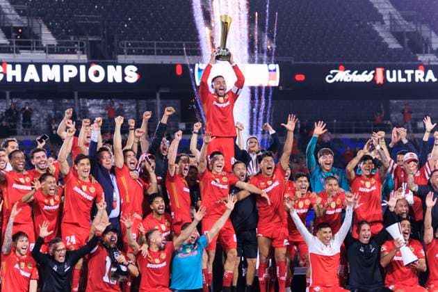 October 1, 2025, Carson, California, USA: Alexis Vega 9 of Toluca FC lifts the trophy during the award ceremony after their 2025 Michelob ULTRA Campeones Cup match against the LA Galaxy on Wednesday October 1, 2025 at the Dignity Health Sports Park in Carson, California. Toluca defeats Galaxy, 3-2. ARIANA RUIZ PI Carson USA - ZUMAp124 20251001_zaa_p124_023 Copyright: xArianaxRuizx