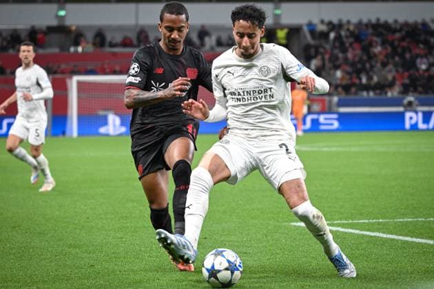 Germany, Football, UEFA Champions League, 2025 2026, Bayer 04 Leverkusen vs PSV Eindhoven, 01 10 2025, BayArena, Leverkusen, Germany, duel Arthur Bayer Leverkusen, 13 , Anass Salah Eddine PSV Eindhoven, 2 Copyright: xMarkusxVerwimpx