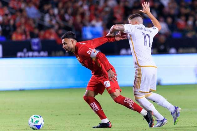 Gabriel Fortes Chaves (R) of LA Galaxy battles for the ball with Alexis Vega (L) of Toluca in a Champions Cup match between LA Galaxy and Toluca at Dignity Health Sports Park stadium in Carson, United States, 01 October 2025. Champions Cup: - LA Galaxy - Toluca !ACHTUNG: NUR REDAKTIONELLE NUTZUNG!  Copyright: xARIANAxRUIZx AME4362 20251002-55018096890_1