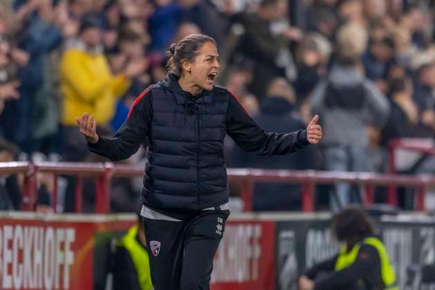Verl, Germany 01 October 2025 3 Liga 2025 2026 SC Verl vs FC Ingolstadt 04 In the picture coach Sabrina Wittmann FCI gesticulates on the pitch DFB regulations prohibit any use of photographs as image sequences and or quasi video Sportclub Arena Nordrhein Westfalen Copyright: xFotostandx xSchäferx