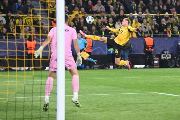 Julian RYERSON DO Action, single action, front goalkeeper UNAI SIMON Atletic Bilbao Football UEFA Champions League Group Stage 2 Matchday Borussia Dortmund DO Atletic Bilbao 4 1 on 01 10 2025 in Dortmund Germany UEFA regulations prohibit any use of photographs as image sequences and or quasi video Â