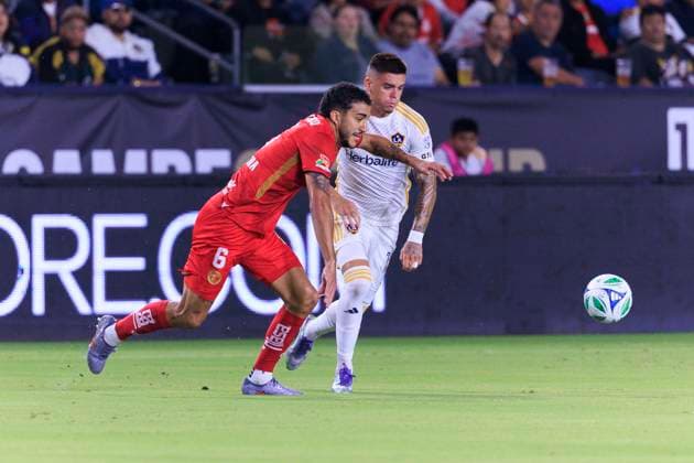 October 1, 2025, Carson, California, USA: Gabriel Fortes Chaves 11 of the LA Galaxy and Federico Pereira 6 of Toluca FC struggle for possession of the ball during their 2025 Michelob ULTRA Campeones Cup match on Wednesday October 1, 2025 at the Dignity Health Sports Park in Carson, California. Toluca defeats Galaxy, 3-2. ARIANA RUIZ PI Carson USA - ZUMAp124 20251001_zaa_p124_037 Copyright: xArianaxRuizx