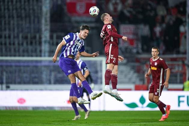 3 Liga 25 26 VfL Osnabrück SSV Jahn Regensburg on 01 10 2025 at Bremer Brücke in Osnabrück Theo Janotta Osnabrueck in a duel against Lucas Hermes Regensburg MT