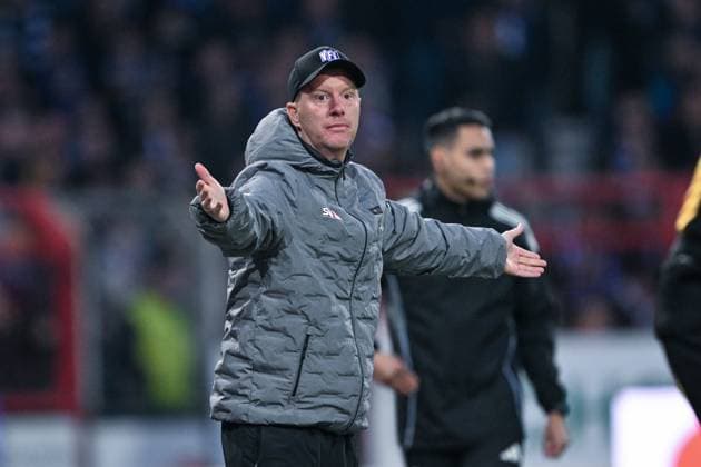 3 Liga 25 26 VfL Osnabrück SSV Jahn Regensburg on 01 10 2025 at Bremer Brücke in Osnabrück Coach Timo Schultz Osnabrueck dissatisfied, disappointed, disappointed, dejected MT