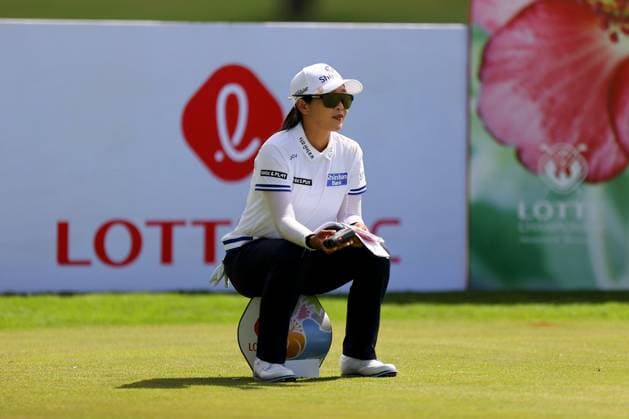 October 1, 2025 - Jin Hee Im rests on the 11th tee during the first round of the 2025 LOTTE Championship Presented By Hoakalei at Hoakalei Country Club in Ewa Beach, HI - CSM Ewa Beach USA - ZUMAc04_ 20251001_zma_c04_249 Copyright: xAndrewxLeex