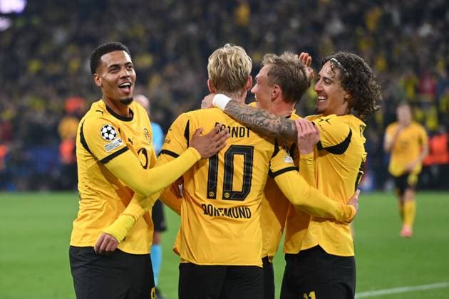 Julian BRANDT DO cheers after his goal for 4 1, cheers, jubilation, joy, cheers, with Felix NMECHA DO , Maximilian BEIER DO and FABIO SILVA DO Football UEFA Champions League Group Stage 2 Matchday Borussia Dortmund DO Athletic Bilbao 4 1 on 01 10 2025 in Dortmund Germany UEFA regulations prohibit any use of photographs as image sequences and or quasi video Â