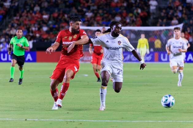 October 1, 2025, Carson, California, USA: Bruno Mendez 4 of Toluca FC and Joseph Paintsil 28 of the LA Galaxy attempt to receive the ball during their 2025 Michelob ULTRA Campeones Cup match on Wednesday October 1, 2025 at the Dignity Health Sports Park in Carson, California. ARIANA RUIZ PI Carson USA - ZUMAp124 20251001_zaa_p124_050 Copyright: xArianaxRuizx
