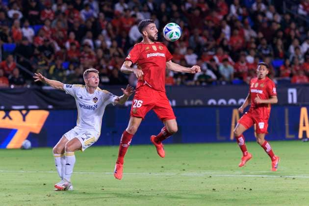 October 1, 2025, Carson, California, USA: Paulinho 26 of Toluca FC receives the ball as John Nelson 14 of the LA Galaxy defends during their 2025 Michelob ULTRA Campeones Cup match on Wednesday October 1, 2025 at the Dignity Health Sports Park in Carson, California. Toluca defeats Galaxy, 3-2. ARIANA RUIZ PI Carson USA - ZUMAp124 20251001_zaa_p124_053 Copyright: xArianaxRuizx