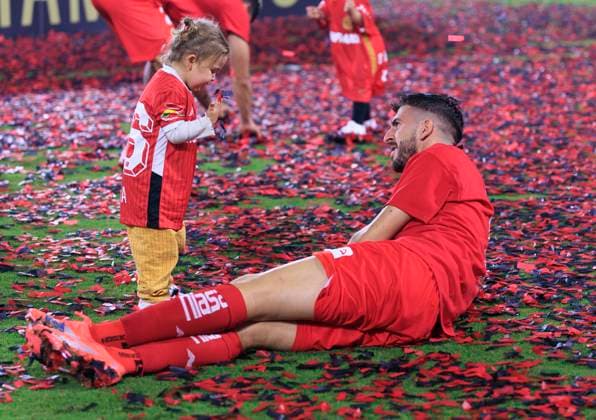 October 1, 2025, Carson, California, USA: Paulinho 26 of Toluca FC with his daughter during the award ceremony after their 2025 Michelob ULTRA Campeones Cup match against the LA Galaxy on Wednesday October 1, 2025 at the Dignity Health Sports Park in Carson, California. Toluca defeats Galaxy, 3-2. ARIANA RUIZ PI Carson USA - ZUMAp124 20251001_zaa_p124_055 Copyright: xArianaxRuizx