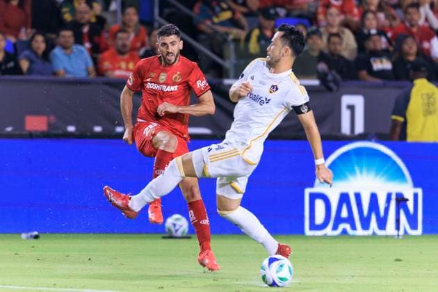 Maya Yoshida (R) of LA Galaxy battles for the ball with Diego Zaragoza (L) of Toluca in a Champions Cup match between LA Galaxy and Toluca at Dignity Health Sports Park stadium in Carson, United States, 01 October 2025. Champions Cup: - LA Galaxy - Toluca !ACHTUNG: NUR REDAKTIONELLE NUTZUNG!  Copyright: xARIANAxRUIZx AME4364 20251002-55018096891_1