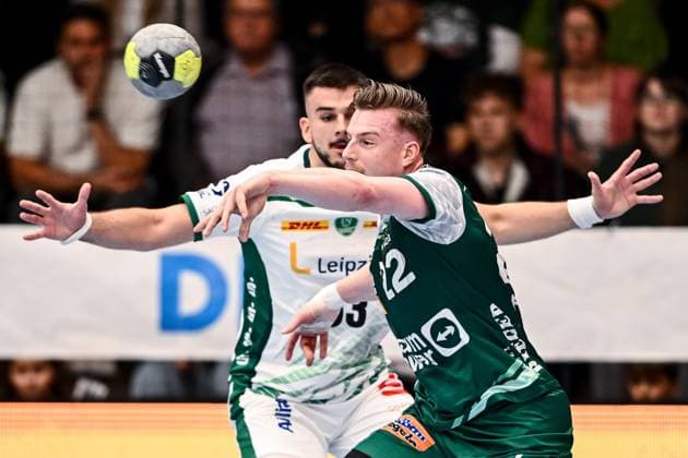 Goeppingen, Deutschland, 01.10.25: Luka Rogan (SC DHfK Leipzig) und Erik Persson (FRISCH AUF! Goeppingen) im Zweikampf waehrend des DHB Pokal 2 Runde Spiels zwischen FRISCH AUF! Goeppingen vs SC DHfK Leipzig in der EWS Arena am 01. Oktober 2025 in Goeppingen, Deutschland. (Foto von Harry Langer DeFodi Images) Goeppingen, Germany, 01.10.25: Luka Rogan (SC DHfK Leipzig) und Erik Persson (FRISCH AUF! Goeppingen) battle for the ball during the DHB Pokal 2 Runde match between FRISCH AUF! Goeppingen vs SC DHfK Leipzig at EWS Arena on October 1, 2025 in Goeppingen, Germany. (Photo by Harry Langer DeFodi Images) (Photo by Harry Langer DeFodi Images) Goeppingen, Germany, 01 10 25 Luka Rogan SC DHfK Leipzig and Erik Persson FRISCH AUF Goeppingen battle for the ball during the DHB Pokal 2 round match between FRISCH AUF Goeppingen vs SC DHfK Leipzig at EWS Arena on October 01, 2025 in Goeppingen, Germany Photo by Harry Langer DeFodi Images Goeppingen, Germany, 01 10 25 Luka Rogan SC DHfK Leipzig and Erik Persson FRISCH AUF Goeppingen battle for the ball during the DHB Pokal 2 Runde match between FRISCH AUF Goeppingen vs SC DHfK Leipzig at EWS Arena on October 1, 2025 in Goeppingen, Germany Photo by Harry Langer DeFodi Images Photo by Harry Langer DeFodi Images