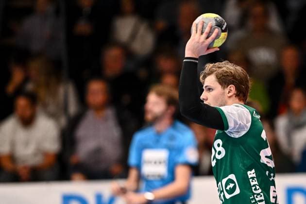 Goeppingen, Deutschland, 01.10.25: Franko Lastro (FRISCH AUF! Goeppingen) Schaut waehrend des DHB Pokal 2 Runde Spiels zwischen FRISCH AUF! Goeppingen vs SC DHfK Leipzig in der EWS Arena am 01. Oktober 2025 in Goeppingen, Deutschland. (Foto von Harry Langer DeFodi Images) Goeppingen, Germany, 01.10.25: Franko Lastro (FRISCH AUF! Goeppingen) Looks on during the DHB Pokal 2 Runde match between FRISCH AUF! Goeppingen vs SC DHfK Leipzig at EWS Arena on October 1, 2025 in Goeppingen, Germany. (Photo by Harry Langer DeFodi Images) (Photo by Harry Langer DeFodi Images) Goeppingen, Germany, 01 10 25 Franko Lastro FRISCH AUF Goeppingen Looks on during the DHB Pokal 2 round match between FRISCH AUF Goeppingen vs SC DHfK Leipzig at EWS Arena on October 01 2025 in Goeppingen, Germany Photo by Harry Langer DeFodi Images Goeppingen, Germany, 01 10 25 Franko Lastro FRISCH AUF Goeppingen Looks on during the DHB Pokal 2 Runde match between FRISCH AUF Goeppingen vs SC DHfK Leipzig at EWS Arena on October 1, 2025 in Goeppingen, Germany Photo by Harry Langer DeFodi Images Photo by Harry Langer DeFodi Images