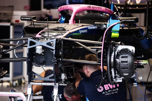 F1 - SINGAPORE GRAND PRIX 2025 Alpine F1 Team mechanic, mecanicien, mechanics during the 2025 Formula 1 Singapore Grand Prix, 18th round of the 2025 FIA Formula One World Championship, WM, Weltmeisterschaft from October 3 to 5, 2025 on the Marina Bay Street Circuit, in Singapore - SingaporeSingapore  Copyright: xEricxAlonsox