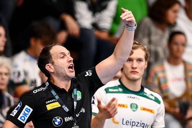 Goeppingen, Deutschland, 01.10.25: Trainer Raul Alonso (SC DHfK Leipzig) gestikuliert, gestik waehrend des DHB Pokal 2 Runde Spiels zwischen FRISCH AUF! Goeppingen vs SC DHfK Leipzig in der EWS Arena am 01. Oktober 2025 in Goeppingen, Deutschland. (Foto von Harry Langer DeFodi Images) Goeppingen, Germany, 01.10.25: Trainer Raul Alonso (SC DHfK Leipzig) gestures during the DHB Pokal 2 Runde match between FRISCH AUF! Goeppingen vs SC DHfK Leipzig at EWS Arena on October 1, 2025 in Goeppingen, Germany. (Photo by Harry Langer DeFodi Images) (Photo by Harry Langer DeFodi Images) Goeppingen, Germany, 01 10 25 Coach Raul Alonso SC DHfK Leipzig gestures, gestures during the DHB Pokal 2 round match between FRISCH AUF Goeppingen vs SC DHfK Leipzig at EWS Arena on October 01 2025 in Goeppingen, Germany Photo by Harry Langer DeFodi Images Goeppingen, Germany, 01 10 25 Trainer Raul Alonso SC DHfK Leipzig gestures during the DHB Pokal 2 Runde match between FRISCH AUF Goeppingen vs SC DHfK Leipzig at EWS Arena on October 1, 2025 in Goeppingen, Germany Photo by Harry Langer DeFodi Images Photo by Harry Langer DeFodi Images